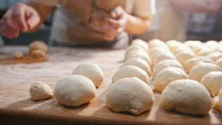 厨师在木板上准备面团烘烤生面团