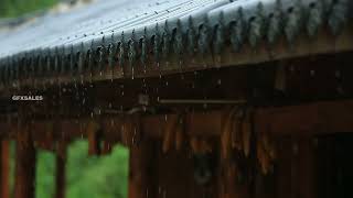 在下雨天的中式屋檐实拍